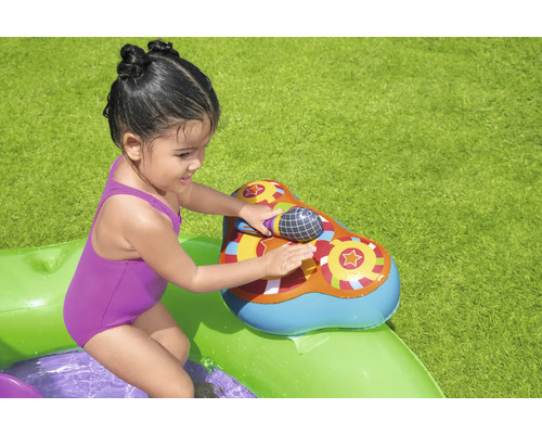 Mädchen spielt mit aufblasbarem Planschbecken im Garten