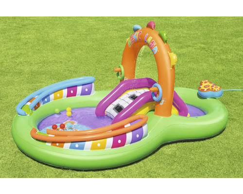 Aufblasbares Kinderspielcenter mit Rutsche und Wassersprüher auf einer Rasenfläche