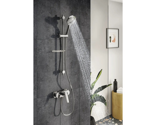 Duscharmatur mit Brausestange und laufendem Wasser