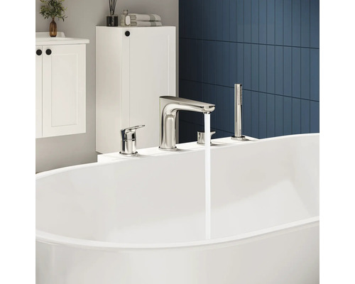 Aufnahme eines Badezimmers mit einer freistehenden Badewanne und einer Armatur