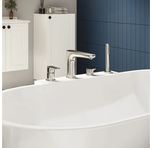 Freistehende Badewanne mit Armatur und Handbrause im Badezimmer.