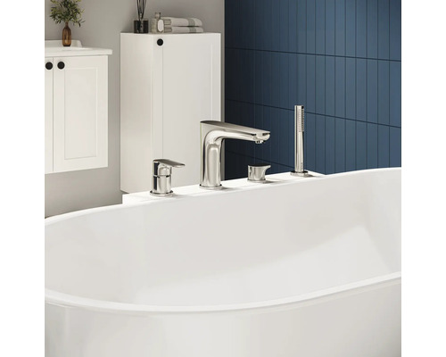 Freistehende Badewanne mit Armatur und Handbrause im Badezimmer.