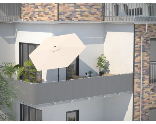 Balkon mit Sichtschutz, Sonnenschirm und Pflanzen
