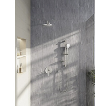 Duscharmatur mit Kopfbrause und Handbrause an einer grauen Wand