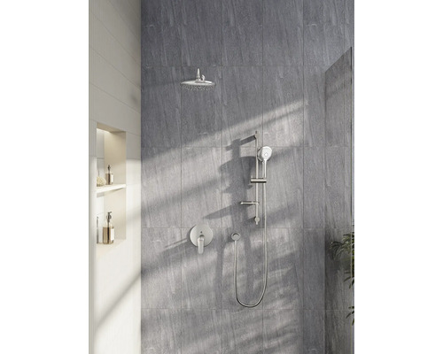 Duscharmatur mit Kopfbrause und Handbrause an einer grauen Wand