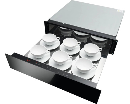 Tassenvorwärmer mit Tassen auf Untertassen