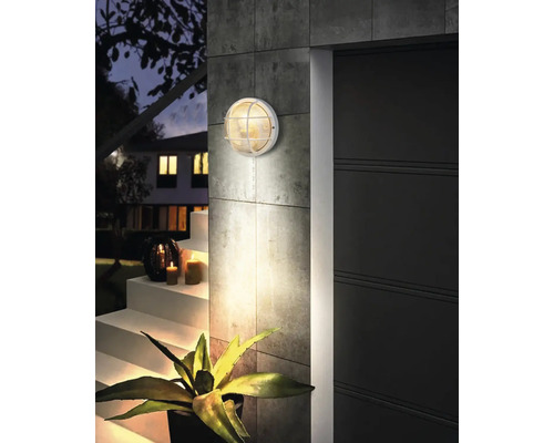 Außenwandleuchte neben einer Tür an einer Wand