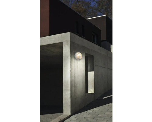 Außenleuchte an einer Betonwand