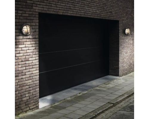 Garagentor mit Mauerwerk und zwei Außenleuchten