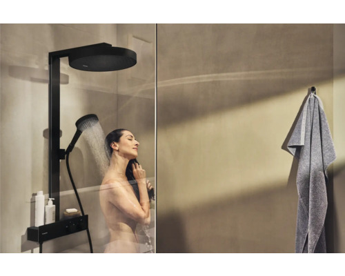 Duschszene mit Regendusche, Handbrause und Duschablage in einem modernen Badezimmer