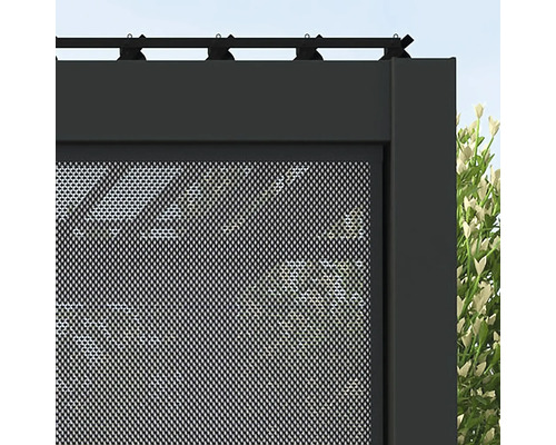 Detailansicht eines Pavillons mit Metallgitterwand