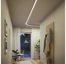 Flur mit Deckenleuchte, Garderobe und Dekoration