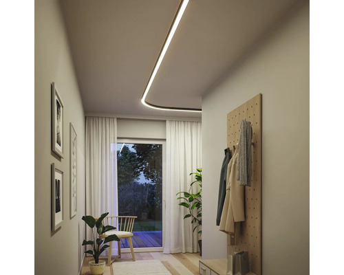 Flur mit LED-Deckenleuchte, Garderobe und Zimmerpflanzen