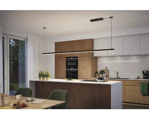 Moderne Küche mit Kochinsel und LED-Pendelleuchte für Esszimmerbeleuchtung
