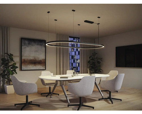 Konferenzraum mit ovalem Tisch, Bürostühlen und ovaler LED-Pendelleuchte