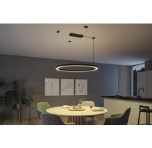 Esszimmer mit rundem Esstisch und runder LED-Pendelleuchte