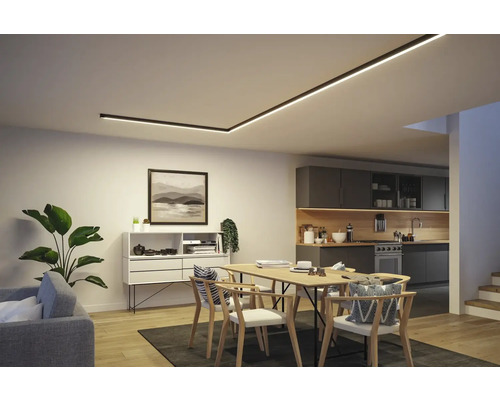 Wohnzimmer mit Esstisch, Sideboard und Deckenleuchte