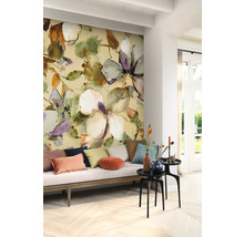 Wohnraum mit blumiger Fototapete, Sofa und Beistelltischen