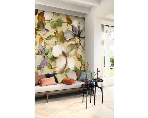 Wohnraum mit blumiger Fototapete, Sofa und Beistelltischen