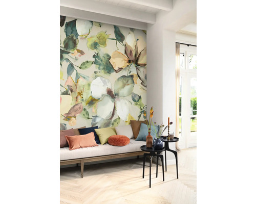 Wohnzimmer mit Blumenmustertapete, Sofa und Beistelltischen