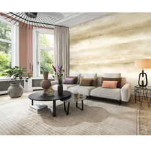 Wohnzimmer mit gemusterter Tapete, Sofa und Couchtisch