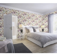 Schlafzimmer mit floraler Tapete, Bett und Nachttischen