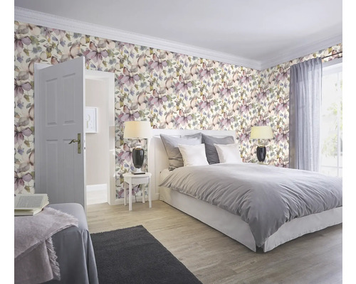 Schlafzimmer mit floraler Tapete, Bett und Nachttischen