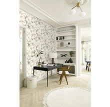 Heller Raum mit floraler Tapete, Schreibtisch, Stuhl und Bücherregal für ein helles und organisiertes Ambiente.