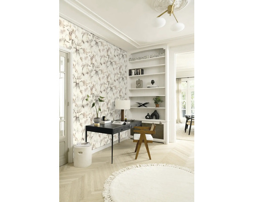 Heller Raum mit floraler Tapete, Schreibtisch, Stuhl und Bücherregal für ein helles und organisiertes Ambiente.