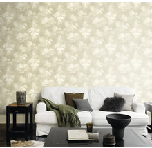 Wohnzimmer mit floral gemusterter Tapete, Sofa und Tisch