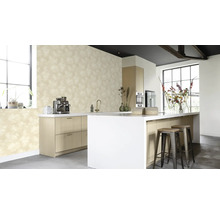 Helle Küche mit gemusterter Tapete, Kücheninsel und Barhockern.