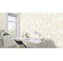 Heller Raum mit floral gemusterter Tapete, Schreibtisch und Fenster.