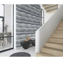 Heller Raum mit gemusterter Tapete, Treppe und Sitzbank