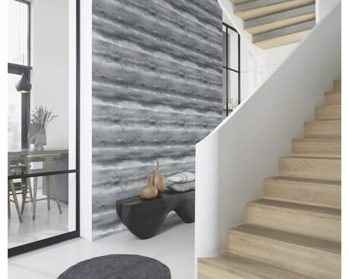 Heller Raum mit gemusterter Tapete, Treppe und Sitzbank