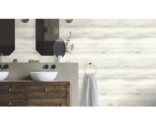 Badezimmer mit Doppelwaschtisch, Spiegeln und gemusterter Tapete