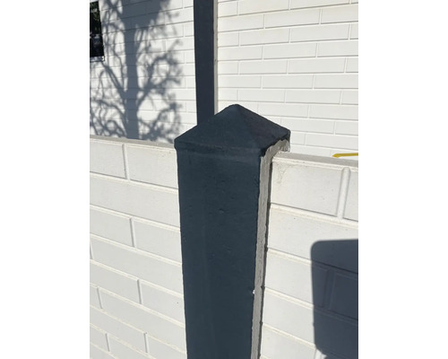 Betonzaunpfosten mit pyramidenförmiger Abdeckung