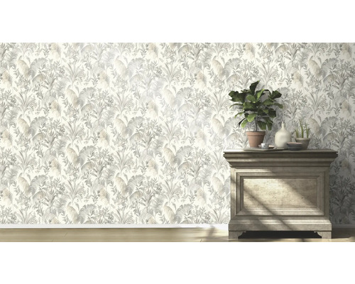 Helle Tapete mit Pflanzenmuster in einem Raum