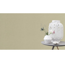 Dekorative Szene mit Laterne, Vase und Blumenschmuck auf einem Tisch.