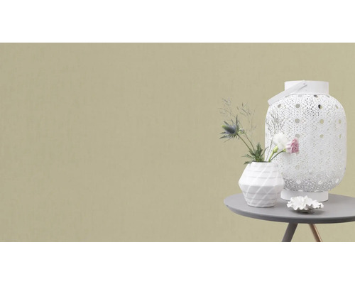 Dekorative Szene mit Laterne, Vase und Blumenschmuck auf einem Tisch.