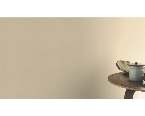 Wandgestaltung mit Farbe und Dekorationselementen auf einem Tisch.