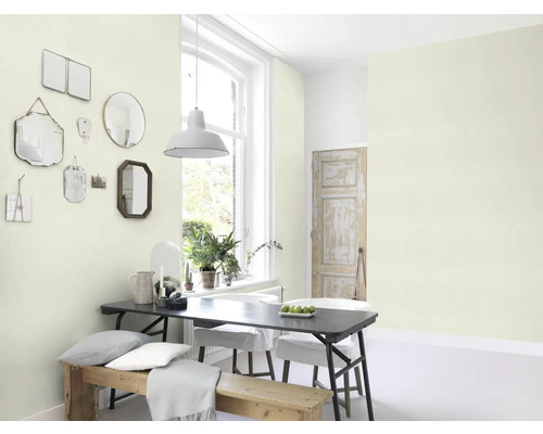Helles Zimmer mit Esstisch, Stühlen, Bank und Spiegeln an der Wand