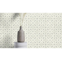 Fliesenwand mit geometrischem Muster und einer Vase mit Dekoration