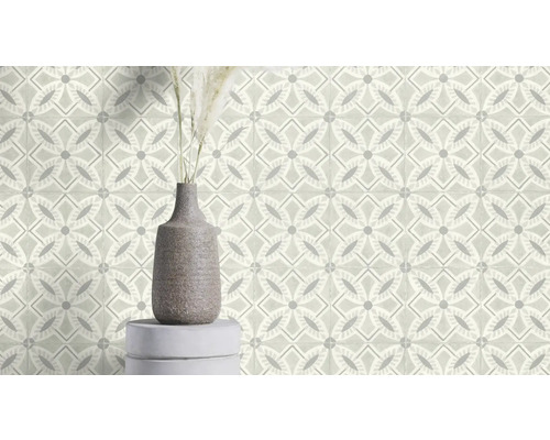 Fliesenwand mit geometrischem Muster und einer Vase mit Dekoration