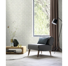 Wohnzimmer mit gemusterter Tapete, Sessel und Fenster
