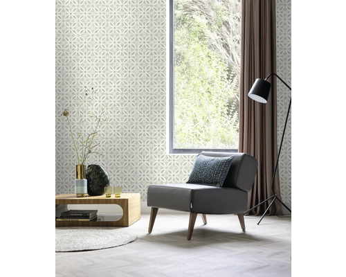 Wohnzimmer mit gemusterter Tapete, Sessel und Fenster