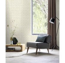 Wohnzimmer mit gemusterter Tapete, Sessel und Fenster