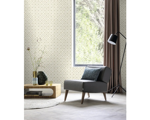 Wohnzimmer mit gemusterter Tapete, Sessel und Fenster