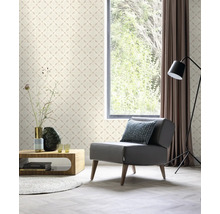Wohnzimmer mit beiger Mustertapete, Sessel und Fenster