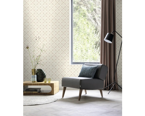 Wohnzimmer mit beiger Mustertapete, Sessel und Fenster