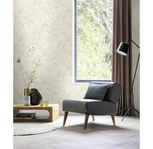 Wohnzimmer mit gemusterter Tapete, Sessel, Tisch und Fenster mit Vorhang.